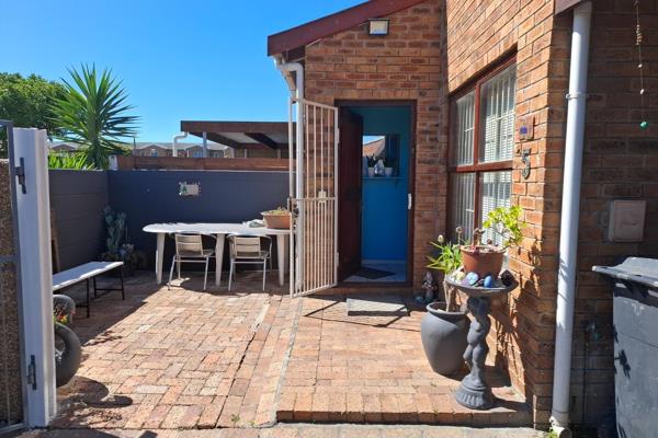 Little maintenance face-brick Duplex
2 Bedrooms with BIC
Full Bathroom
Spacious ...