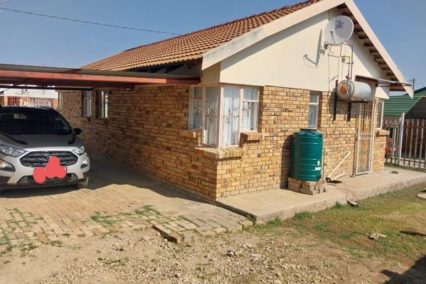 3 bedroom house with fitted wardrobes
Lounge
Dining
Kitchen
Bathroom
Carport
Palides
Boom gate security gate system
Right near town and ...