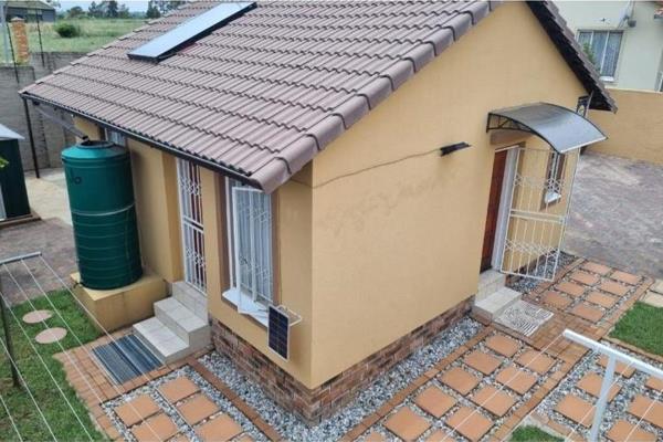 Find your dream home in the heart of Kya Sands, Gauteng, South Africa. This lovely 2-bedroom house seamlessly combines comfort and ...