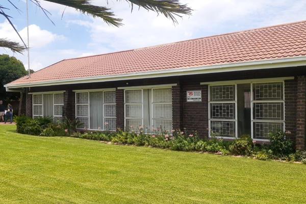 A beautiful house on the outskirts of of Vaal Mall in Bonanne with a large corner yard that is neat and well maintained. It boastst 4 ...