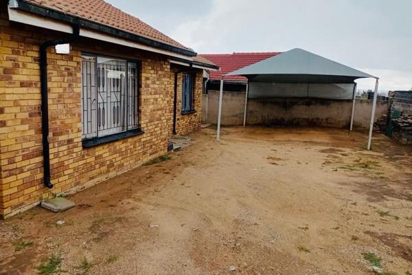 Ideal for a single person or young couple, this cozy cottage offers convenience and comfort. Perfectly situated near schools, Tembisa ...