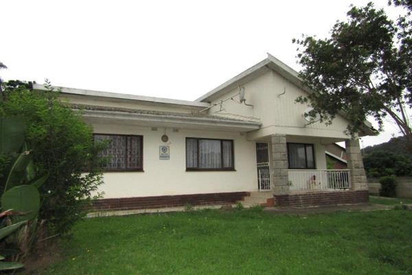 Well-built 4 bed home in Silverglen, above-road and on a large stand. 

A little TLC will transform this into a wonderful family ...