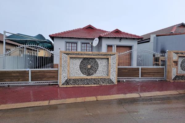 3-Bedroom Family Home for Rent in Olievenhoutbosch Ext 4

This charming family home offers comfort, modern touches, and practicality ...