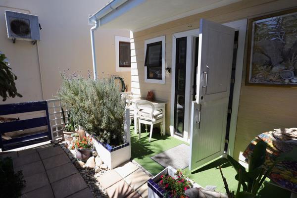 Conveniently located within walking distance of Fanie Theron Primary School, this delightful garden cottage is perfect for those ...