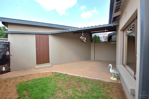 3 Bedroom, 2 bathroom townhouse with open plan kitchen, lounge and dining room. Single garage and garden. Close to schools, shops ...