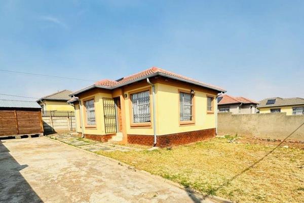 This cozy 3-bedroom house features modern design and comfortable living spaces. Each bedroom is equipped with a built-in cupboard for ...