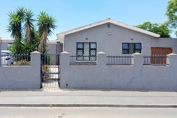 (Exclusive Sole Mandate)


Situated in Avon, Elsies River this large family home is ready to build new memories with its new ...