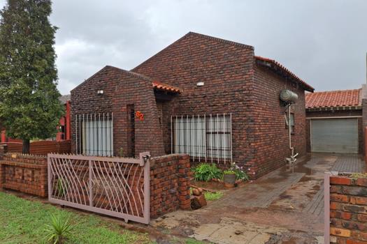 4 Bedroom House for sale in Katlehong South