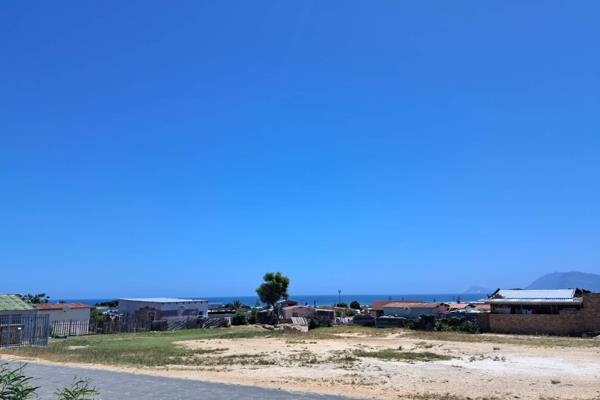 Believe it or not - this vacant plot of approx. 315 square meters has a magnificent view of the ocean.  Across this property is ground ...