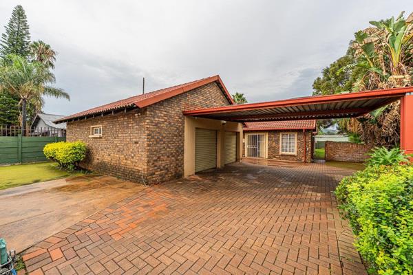 This charming low-maintenance face brick home in Pretoria offers the perfect blend of comfort and convenience. Featuring three spacious ...