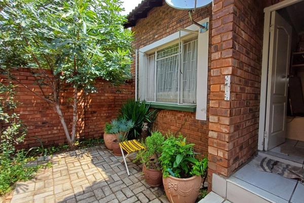 Discover the perfect blend of comfort and convenience with this charming townhouse, nestled in the heart of Heidelberg Central. ...