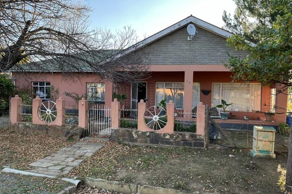 This house is comfortable and old-style. It has a large lay-out with swimming pool, borehole and water tanks for reserve water and ...