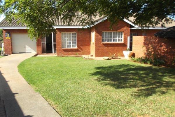 We welcome all to the market of this lovely lock up and go low maintenance property.  Lapa and well maintained garden.

Beautiful ...