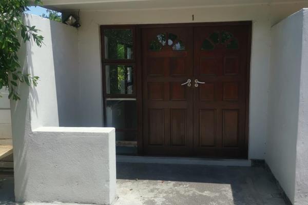 Bachelor Unit in Windsor Park to Rent for R4500

Neat unit to Rent, Bedroom with BIC, Bathroom (shower) and small kitchenette.
Unit has ...