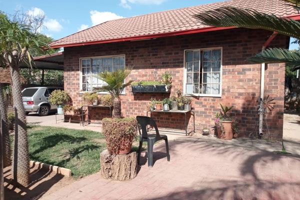 Calling all investors that wants to buy a property to rent out for investment. This 2 bedroom house is in Hermanstad walking distance ...