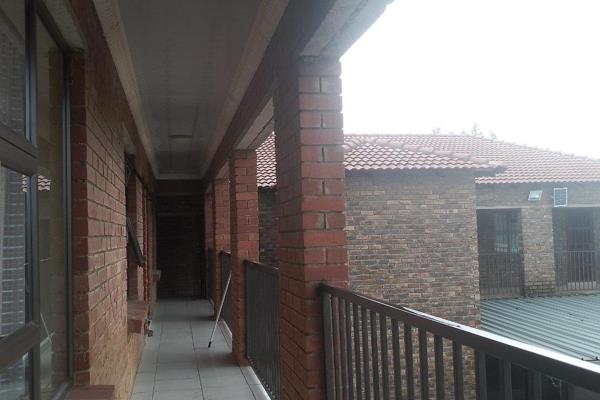 Lovely batchelor flat to rent in Clayville west.

This specious batchelor consist of  longe ,kitchen and bathroom.

Rent ...