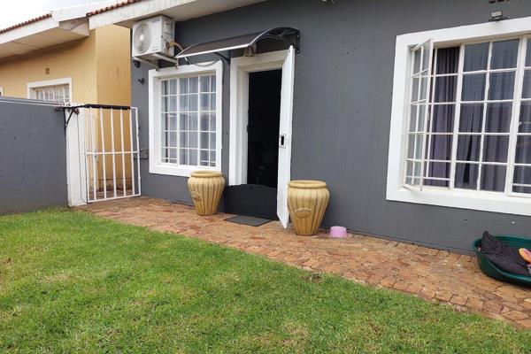 Newley painted townhouse to Rent in Kookrus.
This townhouse has 2 Bedrooms and a Full Bathroom.
Lounge and Open plan Kitchen.
Gas Stove ...