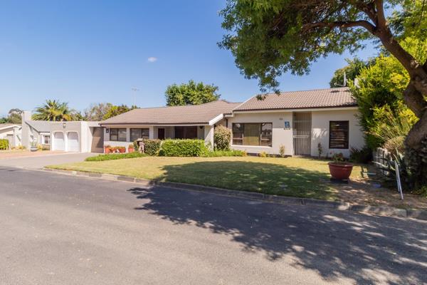 Situated in the popular area of Oakglen this is a opportunity never to be missed.
This beautiful well build and maintained property ...