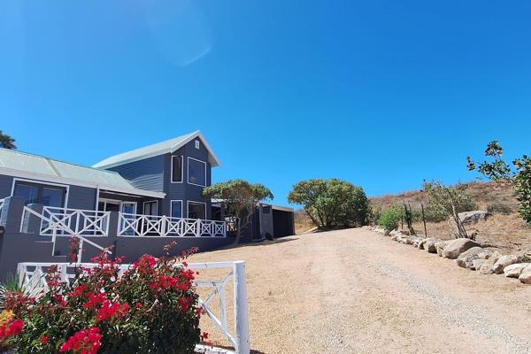 This furnished three-bedroom, two-bathroom farm style home is located on top of the hill at Oliphantskop. 

It has a dining room with ...