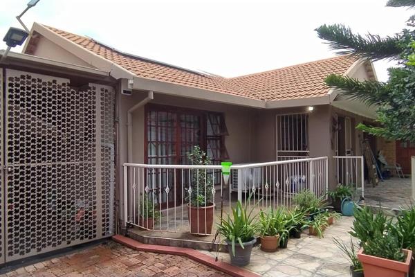 3 Bedroom, 3 Bathroom Ready to move in property Montana Gardens Estate

3 Bedrooms

3 Modern Bathrooms

Lapa with build in ...