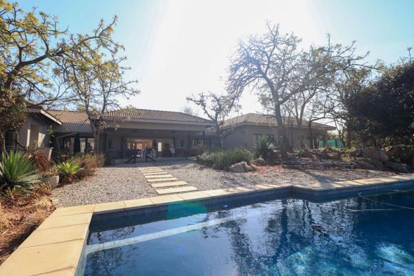 Spacious double volume home offering spectacular views over the African bush. Six bedrooms and six bathrooms, and a guest toilet. ...