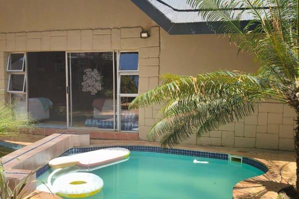 House
3 Bedrooms (2 bedrooms open up on Pool area)
3 Bathrooms
Kitchen with laundry room
Dining room
Lounge
Big Patio
Swimming ...