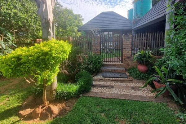 Very modern with high quality finishes.

Solid wood Rhodesian teak sleeper kitchen cupboards with granite tops. 

This small holding offers a safe and secure environment not far from town.

The property has 2 houses. 
1x ...