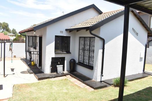 3 Bedroom House for sale in Naturena