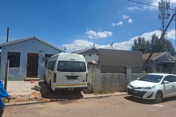 Sizwe Mlungwana properties is happy to introduce this lovely house in Kraaifontein
2 bedrooms ,open kitchen and lounge ,bathroom ...