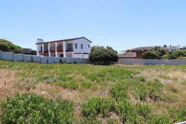 This big plot is only 1 street from the ocean in the sought after Franskraal.   It is ...