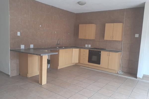 This well spaced unit has two bedrooms two bathroom and is in an situated at Oaklane estate .
kitchen and lounge area is open planned  ...