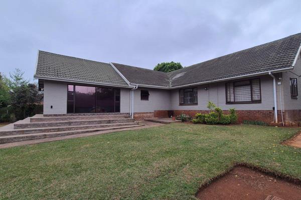 This is a stunning 3-bedroom family home, perfectly positioned to take full advantage of the views of the Umgeni River. 

An electric ...