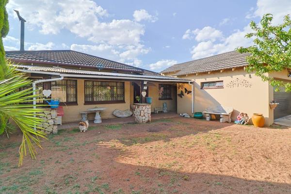 R 1 675 000 | 3-Bedroom Family Home for Sale in The Hill, Johannesburg

?? Property Overview

Bedrooms: 3
Bathrooms: 2
Garages: ...