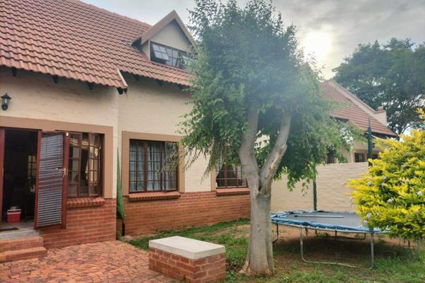 Nestled in the serene Outeniqua complex within the sought-after Equestria neighborhood of Pretoria, this stunning 3-bedroom, 2-bathroom ...