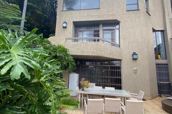 This very private house offers a 3 Bedrooms (or 2 bedrooms and a study) and 2 bathrooms with the best view in Pretoria!

Large open ...