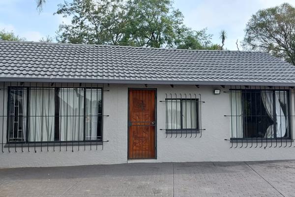 Beautiful and newly painted 4 bedroom house in Brakpan North to rent

This house offers the following:
 
4 Bedrooms

1 ...