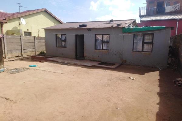 286 sqm yard to build+/- 7 outside rooms
Main house consists of 2 bedrooms, lounge, kitchen and one outside room 

