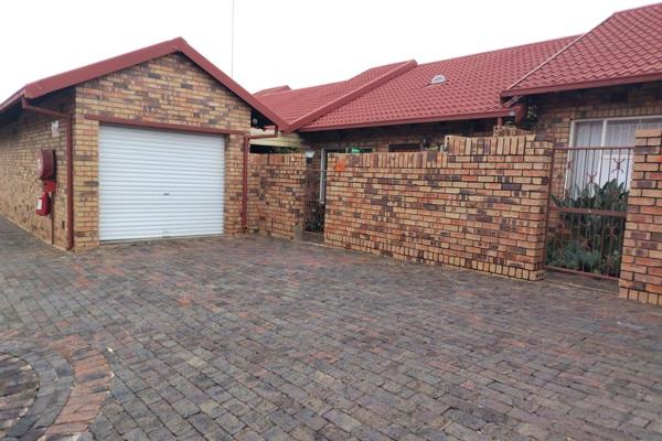 Welcome to your new home! This beautifully maintained townhouse is located in a sought-after complex in Krugersdorp, offering comfort ...