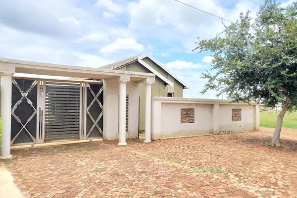 3 bedroom house in Savanna city consists of open plan kitchen and lounge,bathroom with basin and shower,main bedroom offers en suite ...