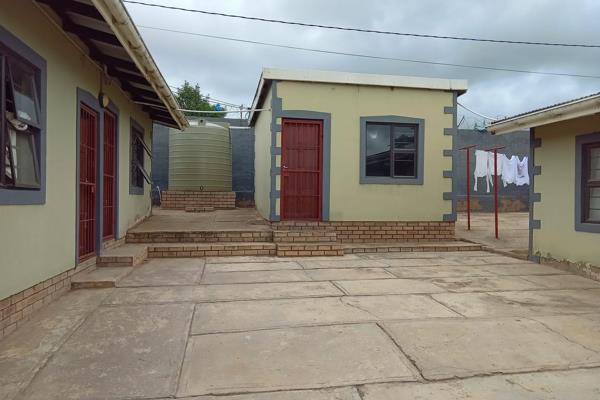 This affordable bachelor flat in Fingo Village is available from immediately. It&#39;s located within a secure complex at 3 N Street ...