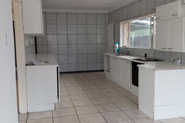 3 Bedroom,  Bathroom house in Klippoortjie to rent. in a quiet area. This house has a dinning room, kitchen 3 bathroom, full bathroom ...