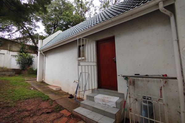 Small 1 bedroom 1 bathroom cottage available in Waterkloof Ridge very secure area for R6200 includinng water and lights suitable for a ...