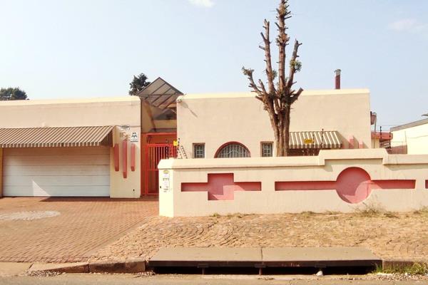 Inviting sleek and modern home located in a great neighborhood in Lenasia. Boasting an open plan spacious living area, a dream kitchen ...