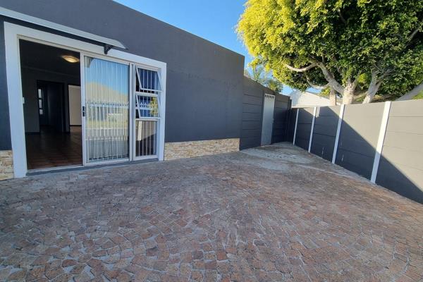 Townhouse - size gardenflat to rent
Very neat, filled with natural light
Exceptionally spacious
2 Bedrooms with BIC&#39;s
Family ...