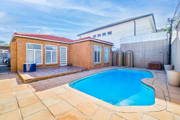 Just move in.
Absolutely gorgeous 3 bedrooms,2 bathrooms, lounge overlooking the pool and a sleek minimalistic kitchen.

Ideal for a ...