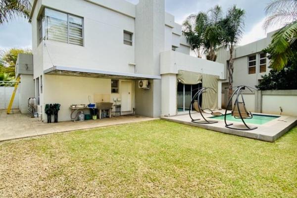 Family home to rent
Four great reasons for making this home your new address!
One: One of very few modern contemporary neat 4 bedroom ...