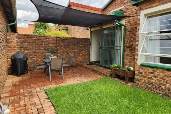 Spacious and neat Townhouse with 2 Bedrooms and 1 &#189; Bathrooms in Weltevreden Park.
This 67m2 which excludes garage and loft oozes ...