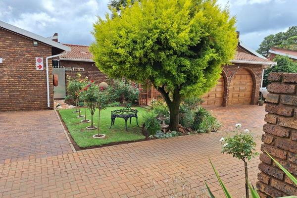 Welcome to the most sought after Townhouse complex in Brakpan

On offer is a well looked after 3 bedroom home with 2 bathrooms of ...