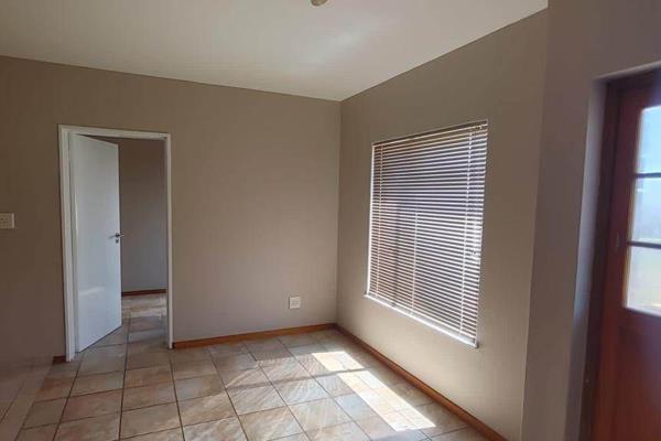 A neat one bedroom apartment is available to let in Auckland park, Johannesburg. Close to SABC, UJ, accesseble to Hospital and ...