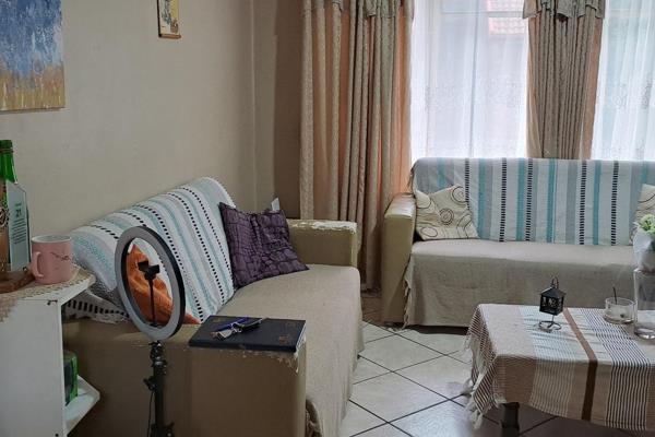 Lock up and go 2 bedroom apartment on the first floor, however you do have a garden.
Spacious lounge and dining room with a kitchen which has plenty of cupboards and a new stand alone stove.
2 bedrooms and 1 bathroom
1 lock up ...